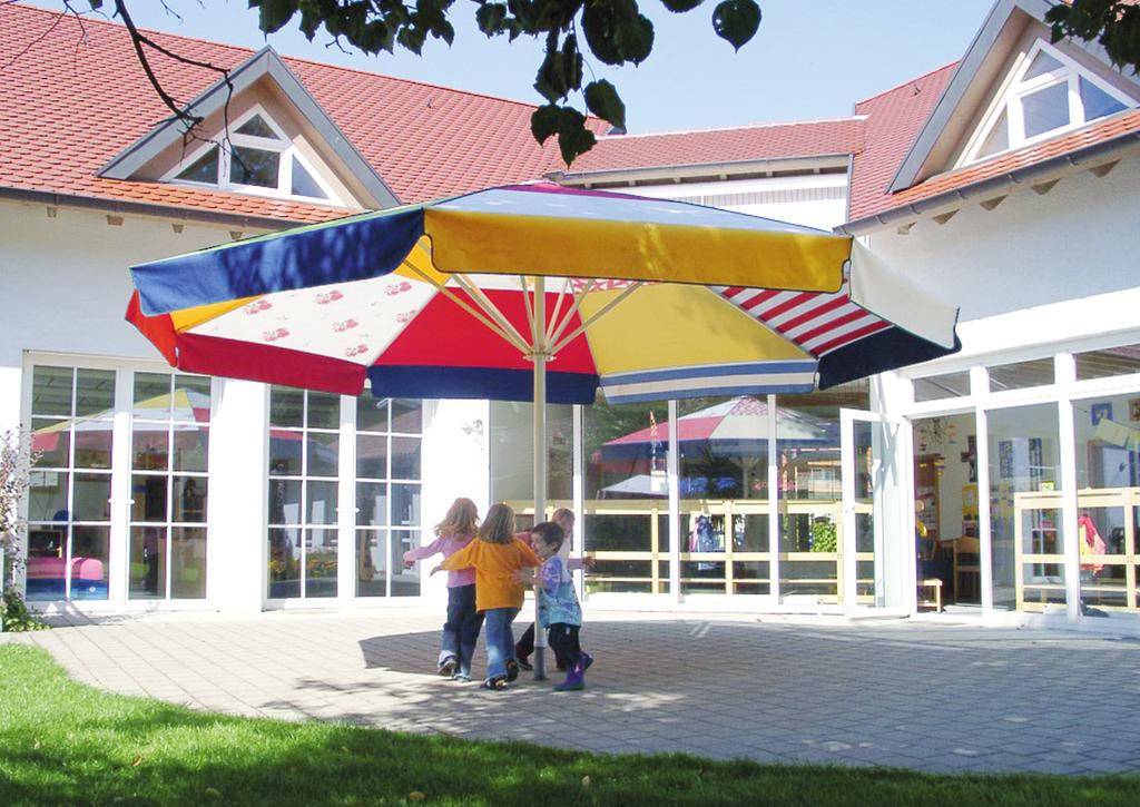 SCHATTELLO - LEIKKIKENTTÄ PYÖREÄ - 5m Erikoismalli: Aurinkovarjo lasten leikkipaikoille Ø 5 m Värikäs, kuviollinen kangas koostuu erilaisista, sattumanvaraisesti valituista palasista.