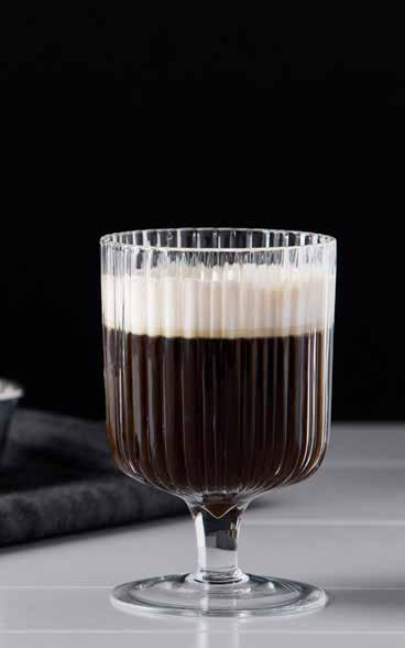 Cold Brew kahvia voi sekoittaa myös maidon kanssa jääkahviksi tai käyttää kahvidrinkeissä.