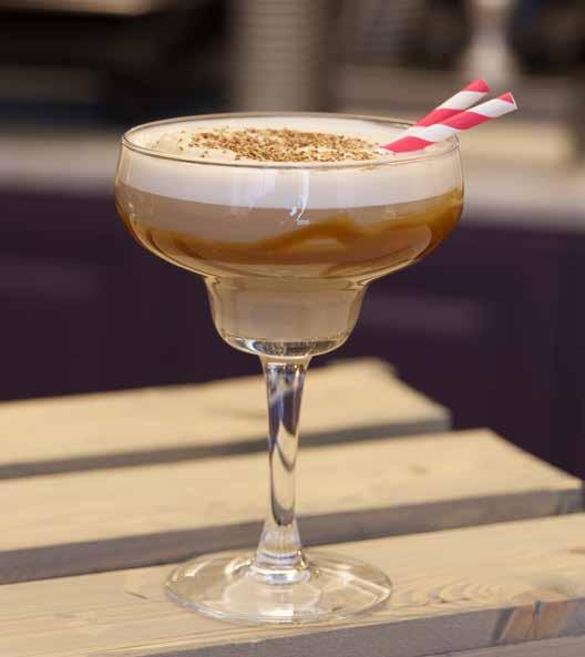 Cold Brew Latte Vanilla Täytä korkea lasi puolilleen jääpaloja.