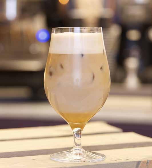 Laske hanasta Cold Brew kahvia lasi täyteen. Tarjoile!