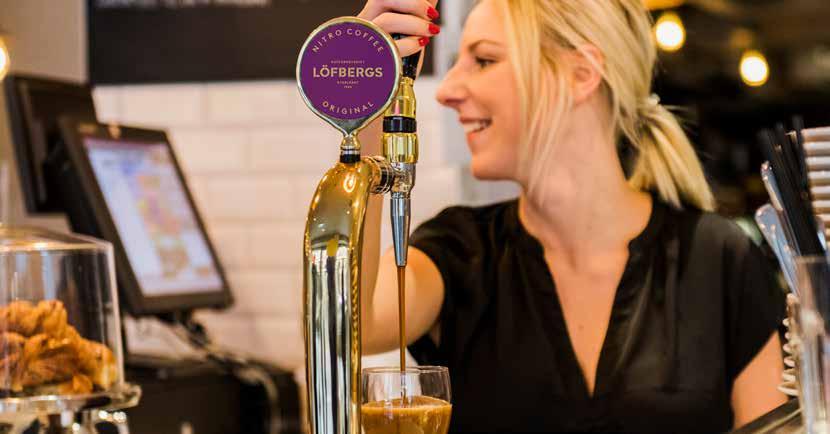 Lakritsi Cold Brew Suolalakritsijäätelöllä Kaada suolalakritsikastike ohuesti lasin sisäpuolelle. Sekoita jäätelö, maito ja Cold Brew mixerissä ja kaada lasiin.