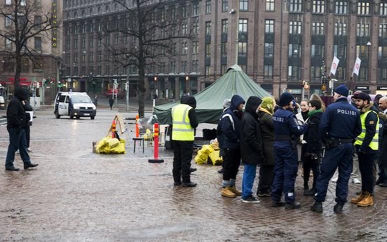 Miten työtä tehdään käytännössä: poliisi on siellä missä ihmiset ovat Oikeus elämään mielenosoitus Helsingin keskustassa 2017 Vierailut,