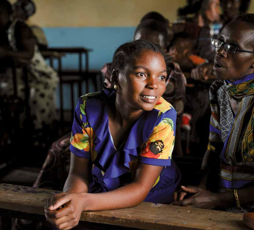 TEKSTI: KATRI SAARELA KUVAT: SUOMEN PIPLIASEURA Ainoa, joka ei päässyt kouluun Naiset ovat asettuneet pulpetteihin tansanialaisessa Gairon kylässä.