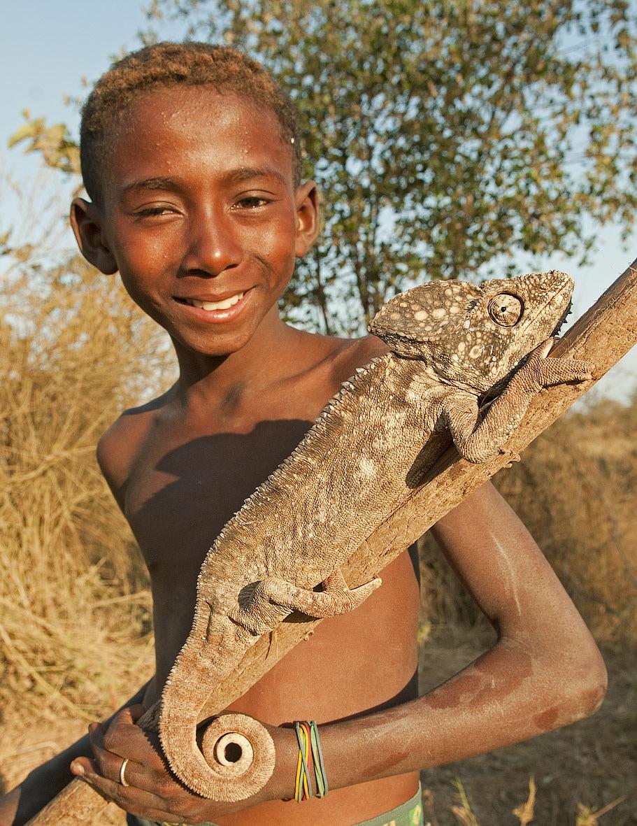 Madagaskarin kiertomatka jakaantuu kolmeen erilaiseen osioon. Matka alkaa maasturisafarilla länsirannikon erämaihin ja Tsingyn maailmanperintöalueelle.