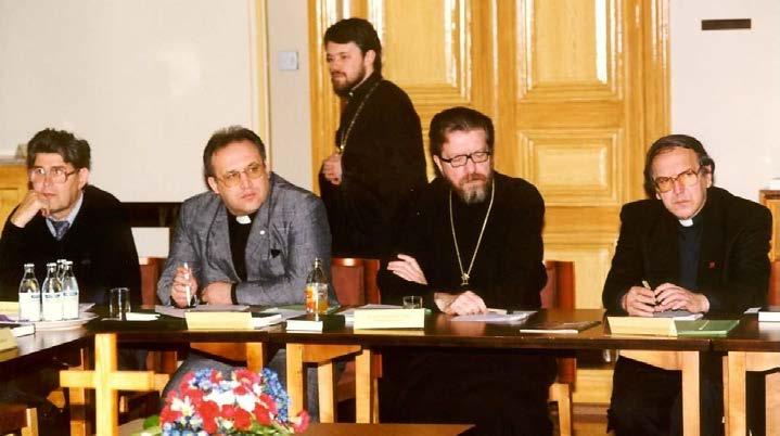 Neuvotteluihin on aina osallistunut tarkkailijoita muista kirkoista Oikealta kirkkoherra Stanislaw Szymajda (kat.