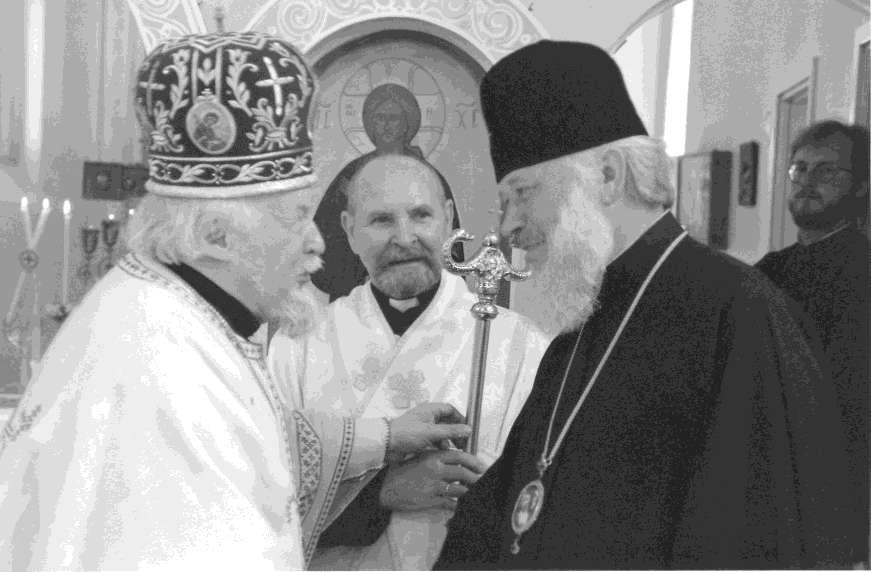 Arkkipiispa Mihail onnittelee metropoliitta Vladimiria, Rostovin ja Novotserkasskin
