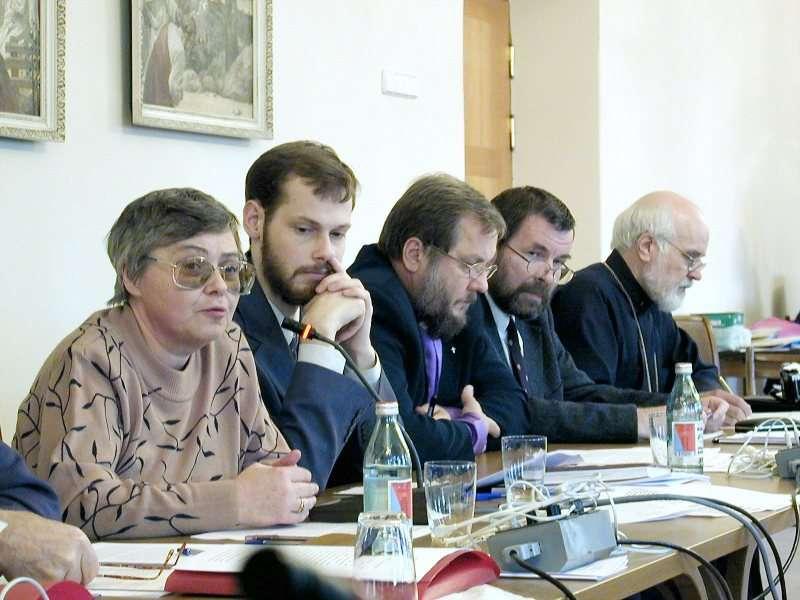 Jelena Speranskaja ja Jurij Rjabyh VOK:n valtuuskunnasta, tarkkailijat piispa Aarre