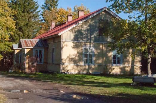 1888 Arvo: Rakennushistoriallisesti ja ympäristöllisesti arvokas Arvoluokka: Paikallinen Kuvaus: Osatalo. Markulan rustholli jaettu 1700-l. Yli- ja Ali-Markulaan. Nykyiselle tontille 1888. Päärak. n.