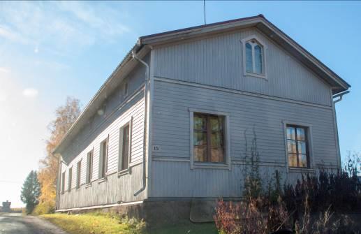 NIINIJOEN KYLÄALUEEN OSAYLEISKAAVA 30 (Onni Touru). Satulakatto, hirsirunko. Navetta 1904, korjattu 1930-l. Aitta, 4 työväenas. rak. 1920-l. Ulkorakennuksia.