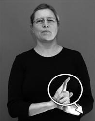 KOIRA-viittoma varioituu passiivisen käden kämmenselkään, ja EMÄNTÄ viittoma jää ilmaan hartiatasolle. Viittoman orientaatio on viittomissa HAME, MUKAAN (kuvat 28, 46) ja VAUVA. Kuva 43.