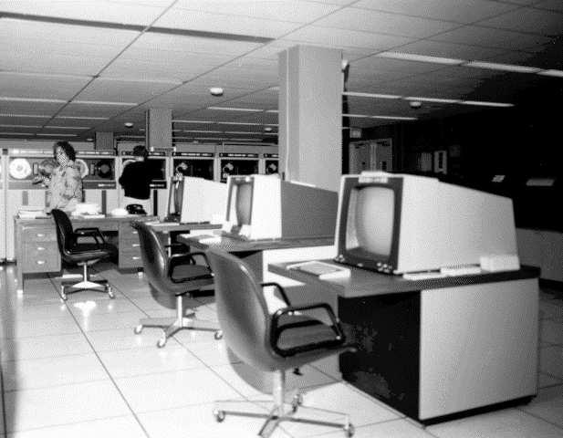 tuloksen paperilla tai magneettinauhalla 33 34 Moniajojärjestelmät (multiprogramming) Edelleen operaattorien suorittamaa eräajoa Nyt samanaikaisesti suorituksessa useita töitä kun yksi työ odottaa