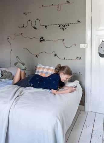 2 Jongste zoon Binc in zijn kamer. De muur is geverfd in Grind S3502-Y van Histor. Wandsticker van Domestic (domestic.fr).