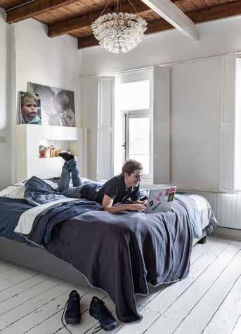 3 Op de kamer van oudste zoon Job staat een zelfgemaakt verrijdbaar wandje in de hoek, dat al vele functies heeft gehad als roomdivider en pui op