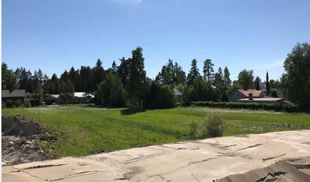 Alemmassa kuvassa Kuortaneentien uuden rakenteilla (kesällä 2018) olevan rampin ja Sairaalantien varren asutuksen välistä