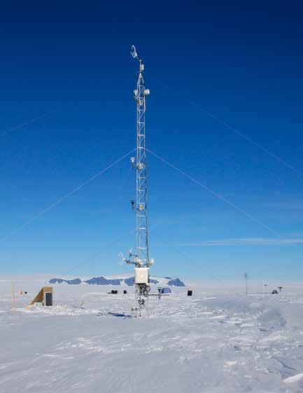Meteorologian ja lumen tutkimus Aboa-asemalla Meteorological and snow research at Aboa station 10 metriä korkea säämasto. Taustalla näkyy muita automaattisia mittalaitteita ja Plogen-nunatak.