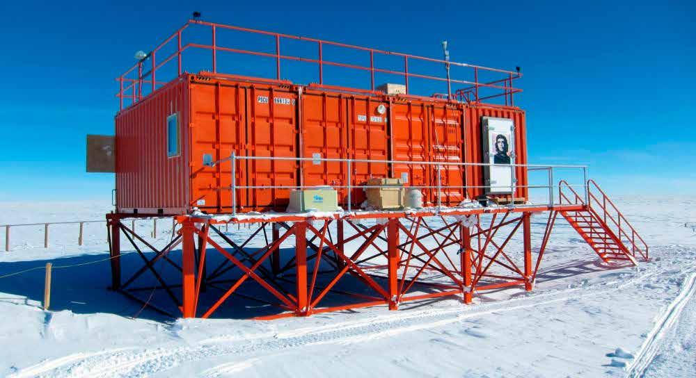 Neutronimonitorit on asennettu italialaisranskalaisen Concordia-aseman mittauskonttiin, joka sijaitsee jäätiköllä yli kolmen kilometrin korkeudessa merenpinnasta.
