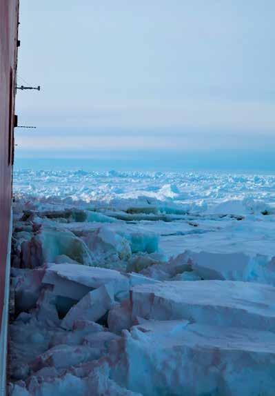 Alus kameroineen keskellä merijäätä. Ship navigates in thick ice with cameras monitoring. Kuva Photo: Lu Liangliang Jääkuormamittaukset S.A. Agulhas II:lla Ice load measurements onboard S.A. Agulhas II Jäänäytteiden otto monivuotisesta jäästä.