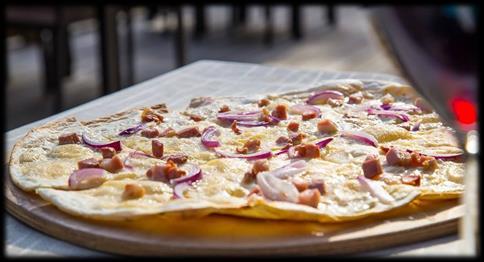FLAMMI-FESTIVAL Keski-Euroopan vastaus pizzalle; "Flammkuchen" eri täytteillä. Flammkuchenin ohuella, hiivattomalla taikinapohjalla on hapankermakastike ja päällä erilaisia täytteitä; esim.