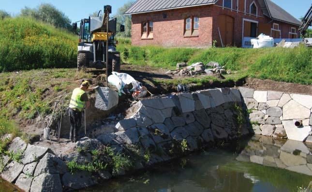 Jotta maan valuminen vallihautaan estyisi, päädyttiin korottamaan 1980-luvulla ennallistettuja muureja. Muureista osa oli ympäröivää maastoa selvästi matalampia.