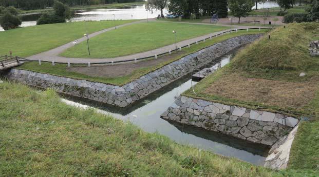 puolibastionin eskarppimuureja ja konterskarppimuureja sekä pohjoisen polygonin kontreskarppimuureja. 47 Korotusosat tehtiin verkkomuuriladontana.