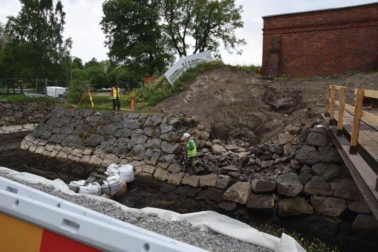 Ennallistetuissa muureissa ilmenneitä vaurioita on myös korjattu 4. ja 5. puolibastionin välisen vallihaudan päädyssä, 4.