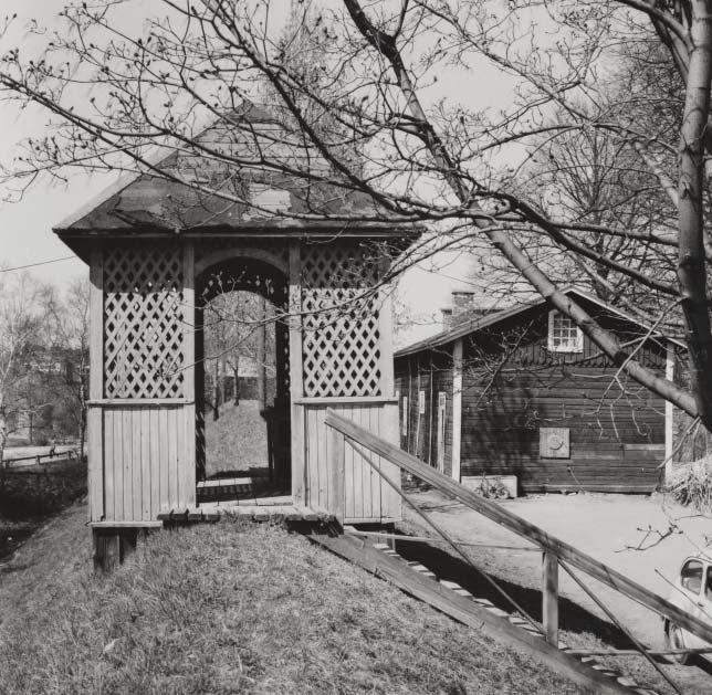 2. puolibastionin alkuperäistä vasemman siiven maavallia ja vallihautaa vuonna 1900. Julius Ailio 1900, Museovirasto HK10000:5120. teydessä.