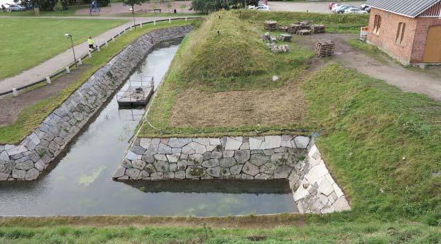 puolibastionin välissä sijainnutta, lähes kolme metriä korkeaa poikkivallia ei rakennettu uudelleen. 88 4. puolibastionin ennallistamistyöt vuonna 1987. P.