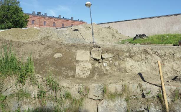 Raveliinin uudelleen rakentamisen suunnittelu alkoi vuonna 1980. Tuolloin ei koekaivauksissa löytynyt raveliinin rakenteita. Tutkimuksia oli tarkoitus jatkaa vielä kesällä 1986.