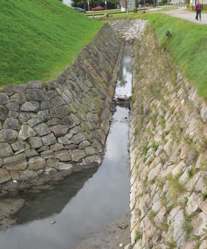 Vallihauta Pohjoisen polygoni n vallihauta Pohjoisen polygonin vallihauta on rakennettu ruotsalaisten suunnitelmien mukaisesti. Vallihau ta alkaa 2. puolibastionin kärjestä.