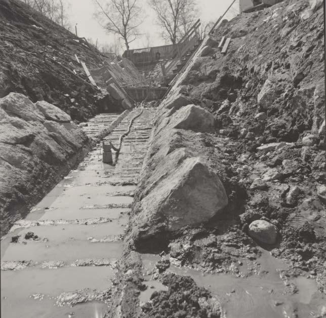 Takana on 2. puolibastionin jo ennallistettua kontreskarppi-ja eskarppimuuria. Etualalla on esiin kaivatut alkuperäiset muurit. Päivi Luppi 1981, Museovirasto RHOHL124569.