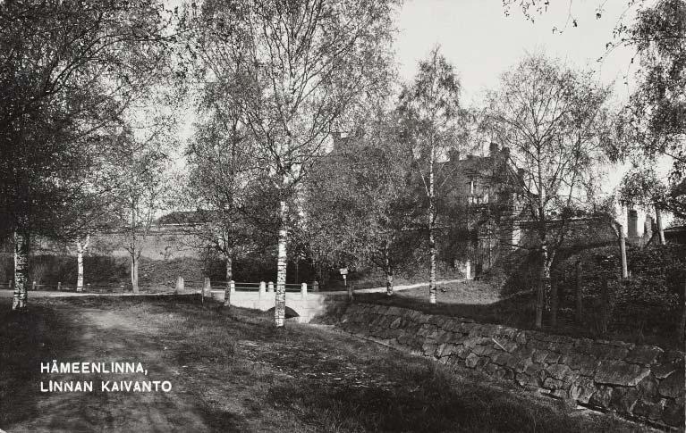 Eteläkurtiiniin puhkaistiin kulkuaukko, johon rakennettiin tiiliportti vuonna 1882. 169 Kulkuaukon eteen rakennettiin puusilta, joka oli paikoillaan ainakin vuoteen 1894 asti.