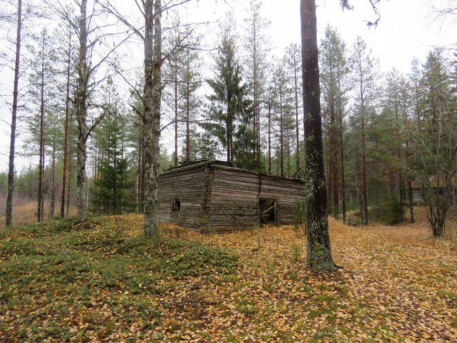 7,5 x 5,5 m) on jossain vaiheessa uusittu, nykyään se on hylätty. Lammen pohjoispuolella on pieni saunarakennus, mitat 3,5 x 5 m (veranta mukaan lukien).