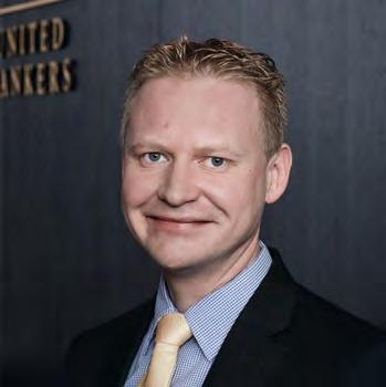 Lisäksi Robertsson toimii hallituksen puheenjohtajana tai jäsenenä useissa ruotsalaisissa yrityksissä. Hän on koulutukseltaan kauppatieteiden kandidaatti.