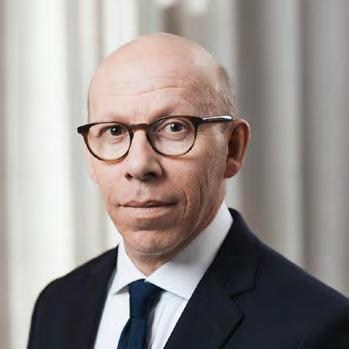 Hän omistaa henkilökohtaisesti ja J.