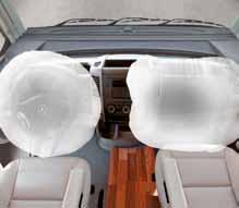 Kuljettajan ja apukuljettajan airbag: Molemmissa kuljettajanistuimissa on vakiona Mercedes-Benzin airbagit.