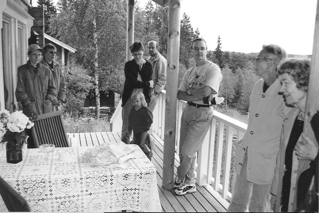 Pusan Pulinat 2/2004 6 Kasvikerho innostui tekemään syysretkiä Kostea kesä sai kasvit kukoistamaan. Harvinaisen kookkaita ja reheviä luonnonkukkia bongailtiin Lappeenrannan seudullakin.