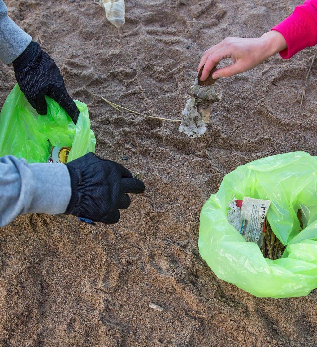 14 2) HYVINVOIVA MERILUONTO Haitalliset aineet, kuten pysyvät orgaaniset yhdisteet, sekä meren roskaantuminen ja melu vaikuttavat haitallisesti meriympäristöön, ihmisten terveyteen ja meriympäristön