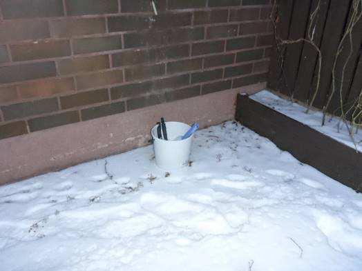 Maanpinnan kallistuksia ei voitu lumen vuoksi luotettavasti arvioida, mutta takapihalla varaston kulmalla maanpinnan kallistus on silmämääräisesti taloon päin viettävä.