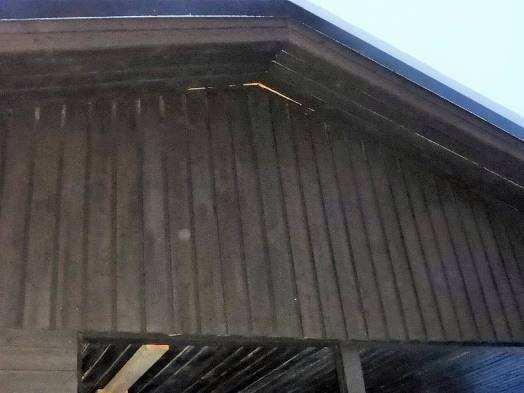 akennuksen päädyssä ilmanvaihdon jäteilmakanavan päässä oleva hyönteisverkko on tukossa.