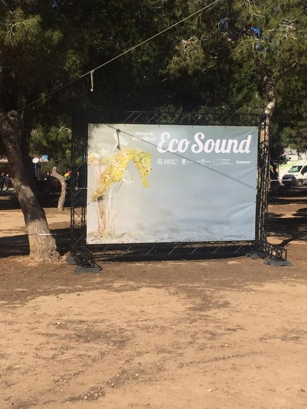 Hauska kokemus oli myös istua ringissä paikallisten kansanmuusikoiden kanssa. He olivat ilmeisen kiinnostuneita myös suomalaisesta musiikista. Matka sisälsi ennen kaikkea soittoa.