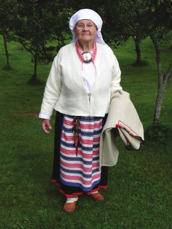 Jääskeläissukuinen Kaisu Rokka valmisti itse käsityönä Jääsken naisen puvun.