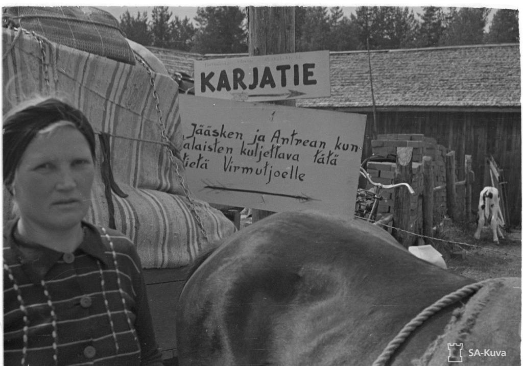 SEURAN UUTISIA 23.11. Jääskeläinen evakkotie pääsi näyttelyyn Osa evakkoteistä oli merkitty näkyvin tauluin ja viitoin.