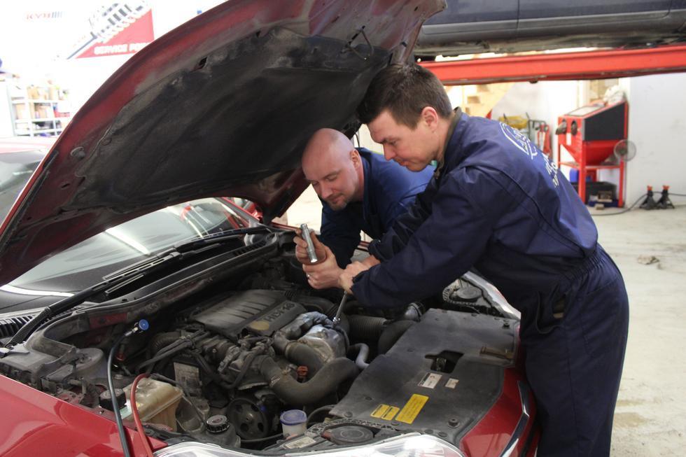26 Ulvilan Autopiste Oy:n Mikko Kuusisto ja Olli-Pekka Itkonen työn parissa (kuva: Vesa-Pekka Järvelä) 4.