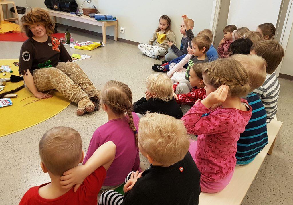 Lapsista se lähtee Anssu-peikko päiväkodeissa Joukkoliikennetunti 1.