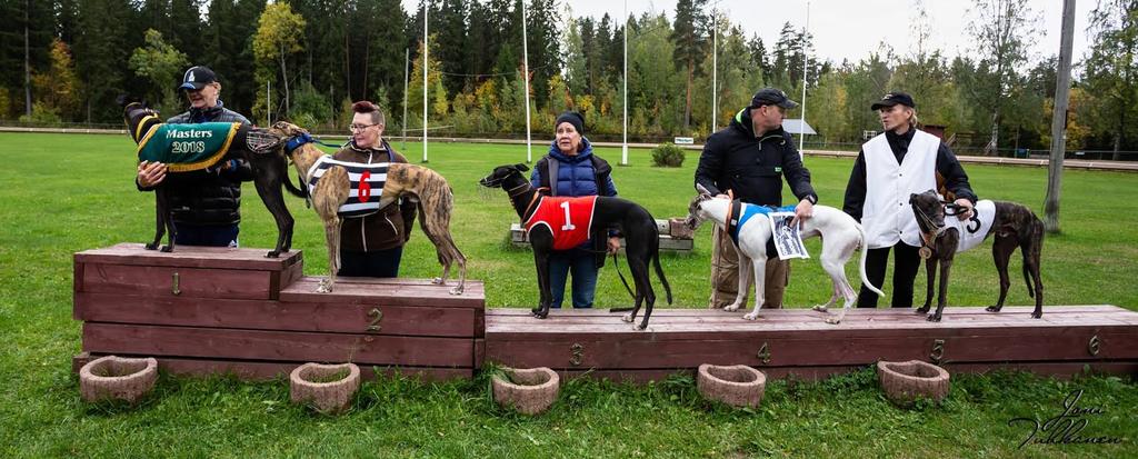 Paulihan on sprintin miehiä, mutta ennakkoluuloton kokeilu onnistui. Juoksu oli loistava! Pauli kiihdytti tosi lujaa. Vierestä Wai Wai lähti myös lujaa, mutta kaarre meni pitkäksi.