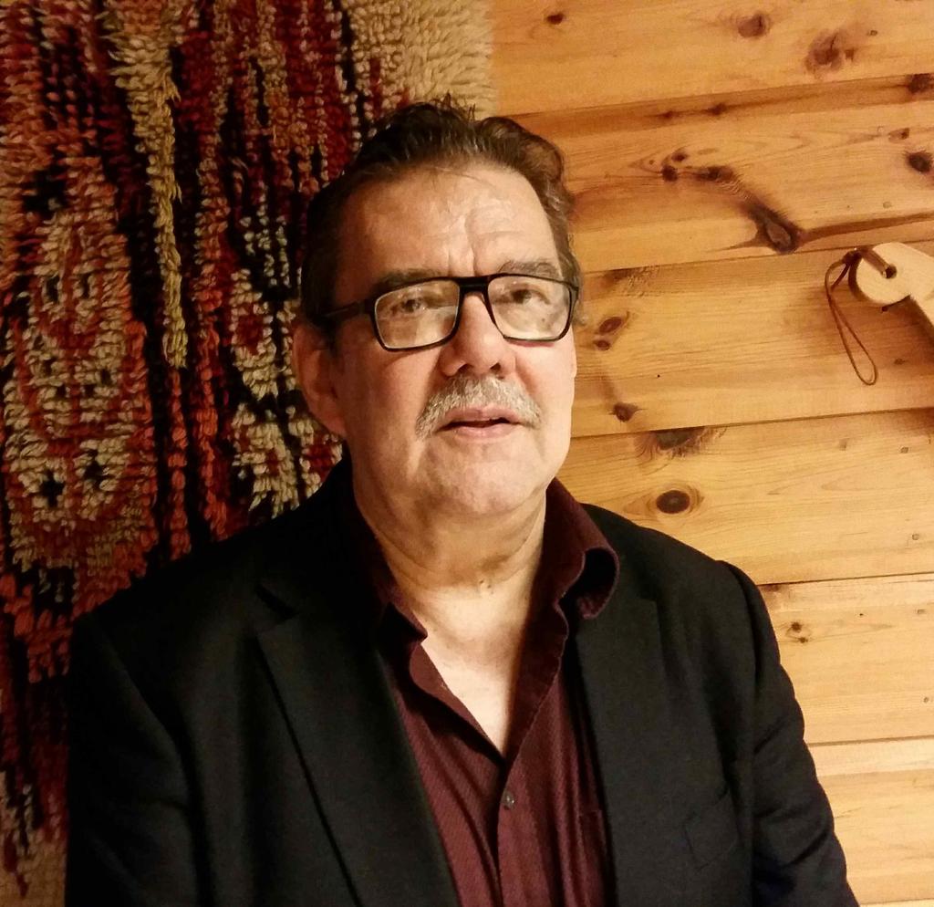 Karaokekilpailu Lauantaina 21/4 kasaantui lähes 60 karaokemielisiä Suomituvalle laulamaan, kuuntelemaan, tanssimaan ja kannustamaan.