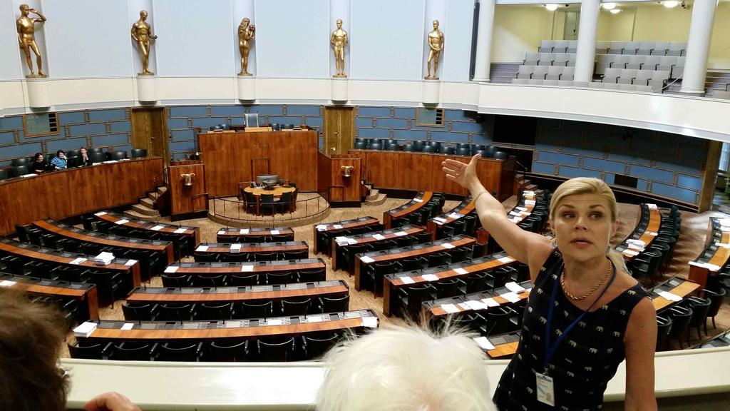 20/5 klo 13 istuivat kaikki 42 Västerårin kaupungin edustajaa keltaisessa bussissa rautatieaseman takana. Teuvo Nevala, joka toimi matkan johtajana, piti nimenhuudon.