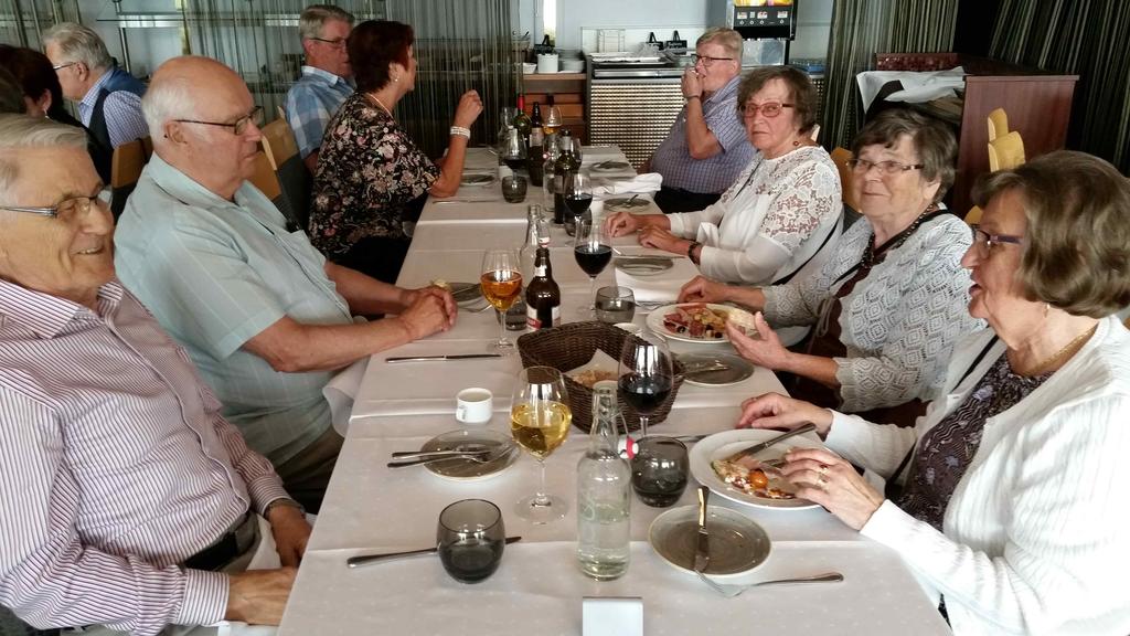 Maittavan illallisen jälkeen siirryimme illanviettopaikkaan, josta varasimme ison nurkkauksen omalle edustusjoukkueelle. Yhdessäoloa rattoisasti rupatellen jatkui aina puoleen yöhön saakka.