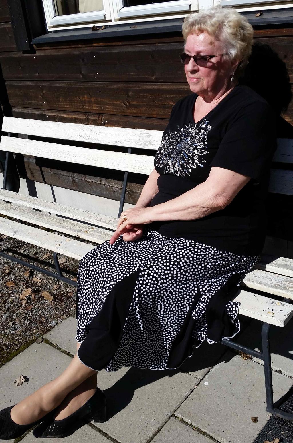 Katajainen kansa esittelyssä Liisa Väliviita oli haastatteluni kohteena keväisen auringon sulatellessa viimeisiä jäämurikoita parkkipaikan reunalta.