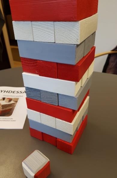 Peliä voi pelata myös sellaisenaan huojuvana tornina : Torni kasataan valmiiksi tehden erivärisiä kerroksia (yhtä väriä yksi kerros ja sitten seuraava, toista väriä oleva kerros toiseen suuntaan).